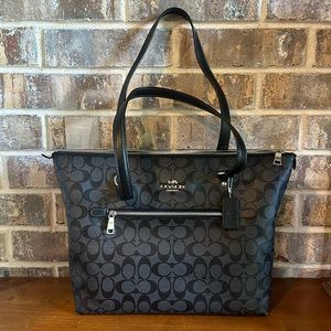COACH Gallery Tote In Signature Print